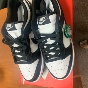 Men Nike Panda  Dunks size 8